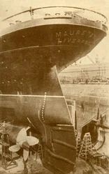 Al lavoro sulla poppa del Mauretania, in bacino di carenaggio, c1930