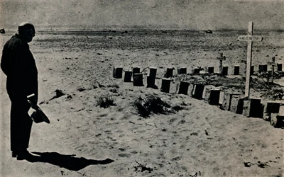 In un cimitero di battaglia in Egitto, 1942