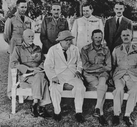 Al fronte in Egitto: Mr. Churchill al Cairo con membri del Consiglio di Guerra del Medio Oriente, 1942