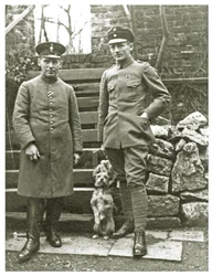Soldati austriaci o italiani con un cane, febbraio 1918