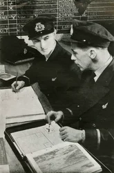Ufficiali di navigazione BOAC che redigono un piano di volo, Seconda Guerra Mondiale, c1939-c1944