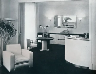 Angolo bar di una sala da pranzo progettata da Jacques Adnet
