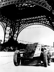 Filo spinato e cannone anticarro sotto la Torre Eiffel, Parigi occupata dai tedeschi, 1940-1944