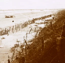 Barriere di filo spinato sulla spiaggia, Nieuwpoort-Bad, Fiandre, Belgio, c1914-c1918