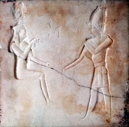 Bassorilievo che mostra gli dei Iside e Osiride, periodo tolemaico, Antico Egitto, 323-30 a.C.