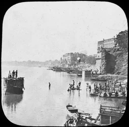 Ghat di balneazione a Benares, India, fine XIX o inizio XX secolo