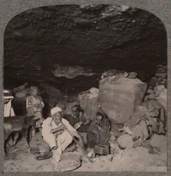 Abitanti delle caverne beduini nelle loro grotte, c1900