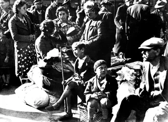 Rifugiati belgi con le loro biciclette e i loro beni fuori dalla Gare du Nord, Parigi, luglio 1940