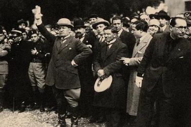 Benito Mussolini, tra i membri del Partito Fascista, poco dopo la Marcia su Roma