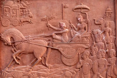 Bhagavad Gita inciso su un tempio indù: Krishna che guida il carro di Arjuna, Vrindavan, India