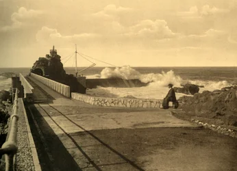 Biarritz - Au Rocher de la Vierge par gros temps, c1930
