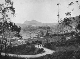 Vista dal passo di Ramboda verso sud-est su Nuwara Eliya e la roccia di Hakgalla