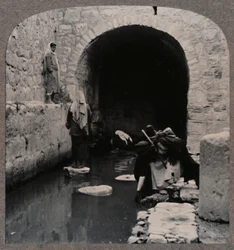 Ciechi che lavano gli occhi nella Piscina di Siloe, c1900