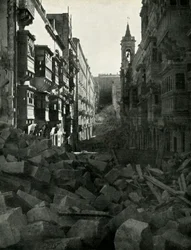 Danni da bombardamento in una strada maltese, Seconda Guerra Mondiale, 1942