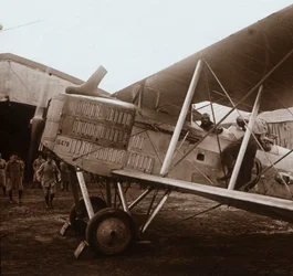 Biplano Breguet in procinto di decollare, c1914-c1918