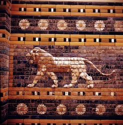 Rilievo in mattoni di un leone sulle mura della Via Sacra che conduce alla Porta di Ishtar, Babilonia, c580 a.C.