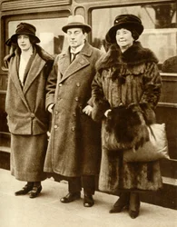 Il primo ministro britannico Stanley Baldwin con sua moglie e sua figlia, Londra, 27 gennaio 1923, 1935