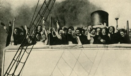 Infermieri della Croce Rossa Britannica in viaggio verso il fronte, Prima Guerra Mondiale, 1914, c1920