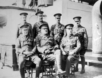 Ufficiali britannici sulla nave prigione Royal Edward ancorata appena fuori Southend, novembre 1914