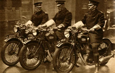 Polizia britannica su motociclette BSA, 1931, 1933