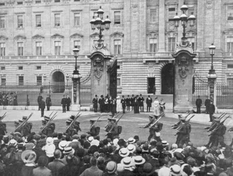 Soldati britannici che marciano davanti a Buckingham Palace, Londra, agosto 1914
