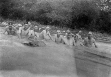 Soldati britannici che si lavano in un ruscello di montagna, Kalsi, India, 1917