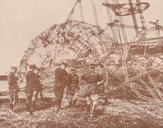 Ufficiali dello staff britannico che esaminano i rottami di un dirigibile abbattuto in Inghilterra, c. 1917-1919