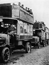Truppe britanniche spostate in una nuova parte della linea con autobus a motore, 1915