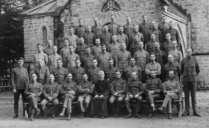 Truppe britanniche fuori dalla chiesa della guarnigione, Chakrata, 1917