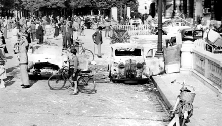 Auto bruciate, Place de la Concorde, liberazione di Parigi, agosto 1944
