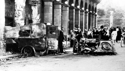 Veicoli bruciati in Rue de Castiglione, liberazione di Parigi, 25 agosto 1944
