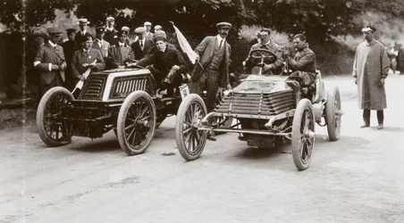 80 hp Mors di C S Rolls (sinistra) in gara contro una Wolseley, Irlanda
