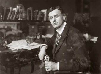 C S Rolls seduto alla sua scrivania, c. 1902