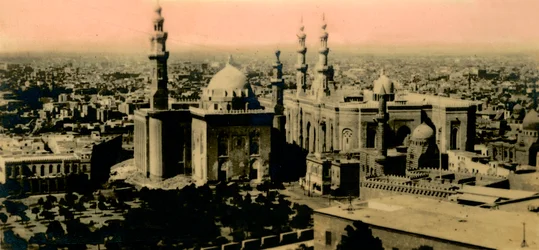 Il Cairo: veduta generale e moschea del sultano Hassan, c1918-c1939
