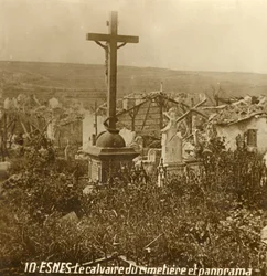 Calvario al cimitero di Esnes, Francia settentrionale, c1914-c1918
