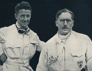 Capitano G. E. T. Eyston e assistente