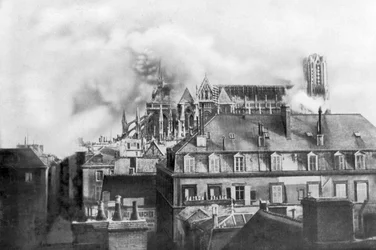 Cattedrale di Reims in fiamme per il bombardamento tedesco, Francia