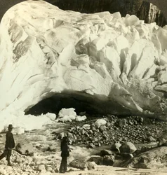 Bocca cavernosa del grande ghiacciaio Brigsdal dove il ghiaccio che si scioglie forma torrenti di montagna, Norvegia, c1905