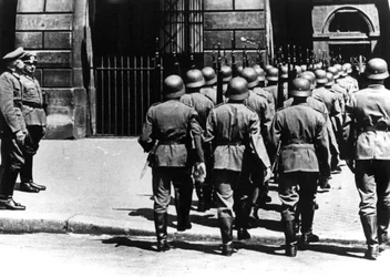Cambio della guardia al quartier generale tedesco nella Parigi occupata, giugno 1940