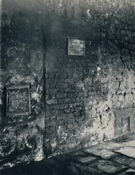 Certosa. Sportello del cibo e ingresso della cella di un monaco, nel chiostro, 1925