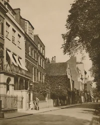 Cheyne Walk, una strada tranquilla che guarda il fiume, ricca di ricordi, c1935