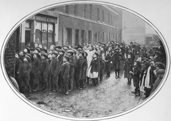 Bambini in attesa di pasti gratuiti, Londra, c1900 1901