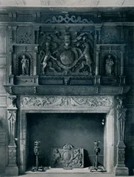 Camino con stemmi di Giacomo I, circa 1606: dal Vecchio Palazzo, Bromley-By-Bow, 1945