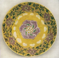 Ciotola di porcellana smaltata cinese. Periodo Chia Ching, 1522-1566, 1928