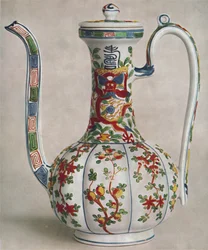 Brocca di porcellana cinese con decorazione a cinque colori. Periodo di Wan Li, 1573-1619, 1928