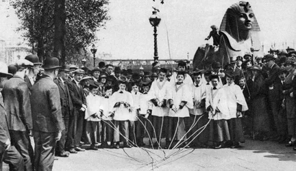 Coristi di St Clement Danes che battono i segni di confine con lunghe bacchette, Londra, 1926-1927