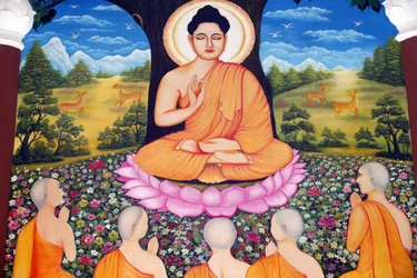 Tempio buddista Chua Tu Quang. Buddha Shakyamuni che predica il sermone - la ruota della legge - ai suoi cinque discepoli. Vung Tau, Vietnam