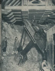 Scavare il cuore di una montagna per un tunnel della città del Colorado, c1935