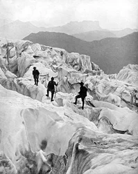 Scalata attraverso la cascata di ghiaccio di Bossons sulla via per il Monte Bianco, Svizzera, inizio XX secolo