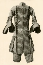 Cappotto e pantaloni di seta decorati con treccia fantasia, c1680, 1937